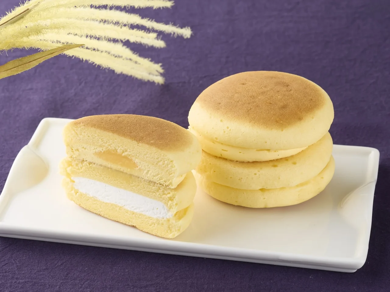 スフレ生地でクリームが挟まれたお月見スフレバーガー
