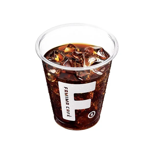 ファミリーマートのアイスコーヒーS。透明なカップに氷とコーヒーが注がれている。