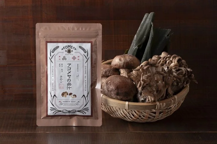 アコメヤの出汁 きのこのパッケージと、舞茸・椎茸。