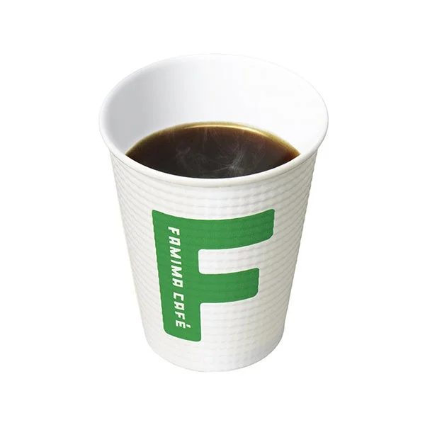 ファミマコーヒーのロゴ入り白い紙コップに入ったブレンドS