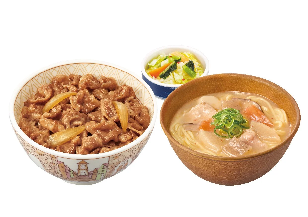 牛丼(並盛)+とん汁みそらーめんおしんこセット。牛丼と麺入りの汁物、小鉢が並ぶ