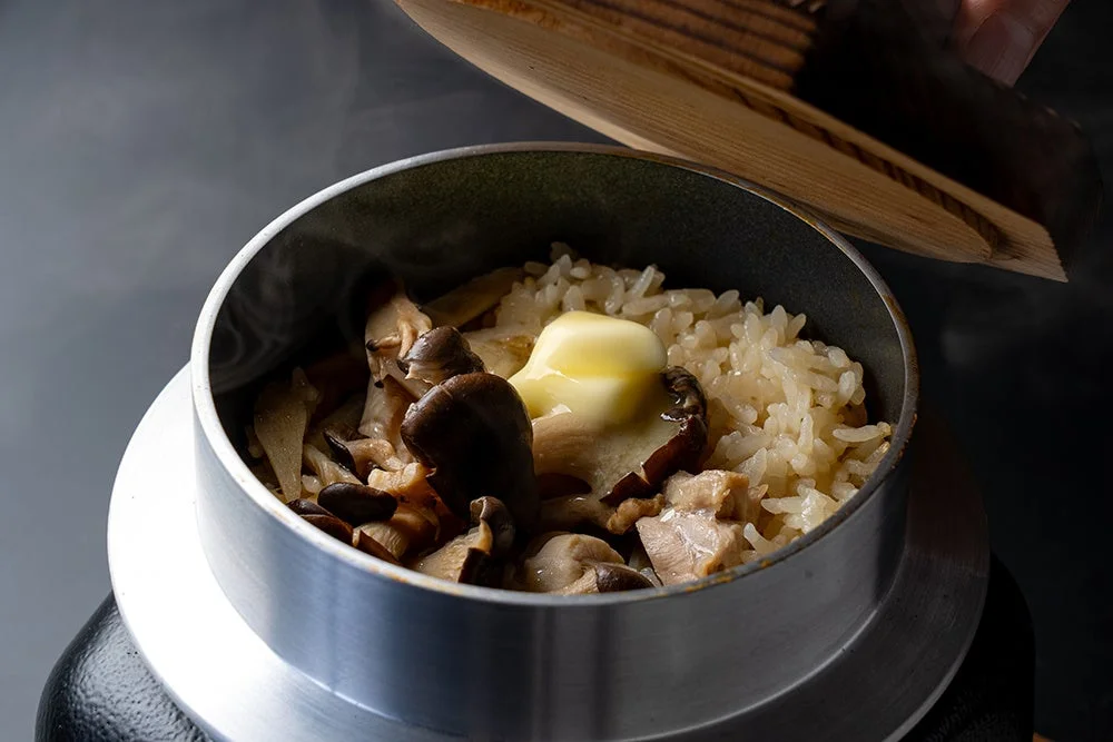 鶏と「ひらたけ」の秋香る釜めし。蓋を開けた釜にキノコとバターが乗ったご飯