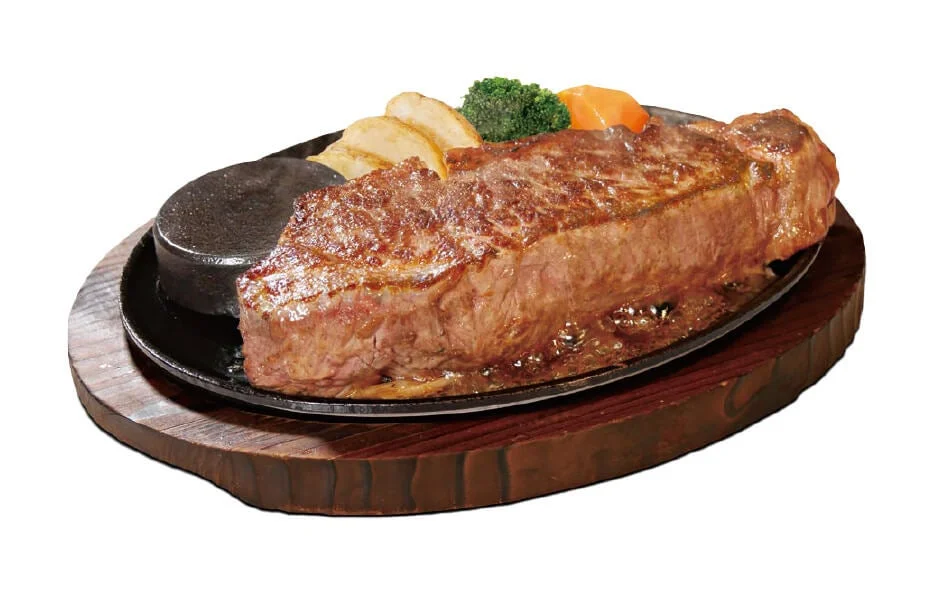 ステーキのあさくまのサーロインステーキ。鉄板に盛り付け、付け合わせ付き。