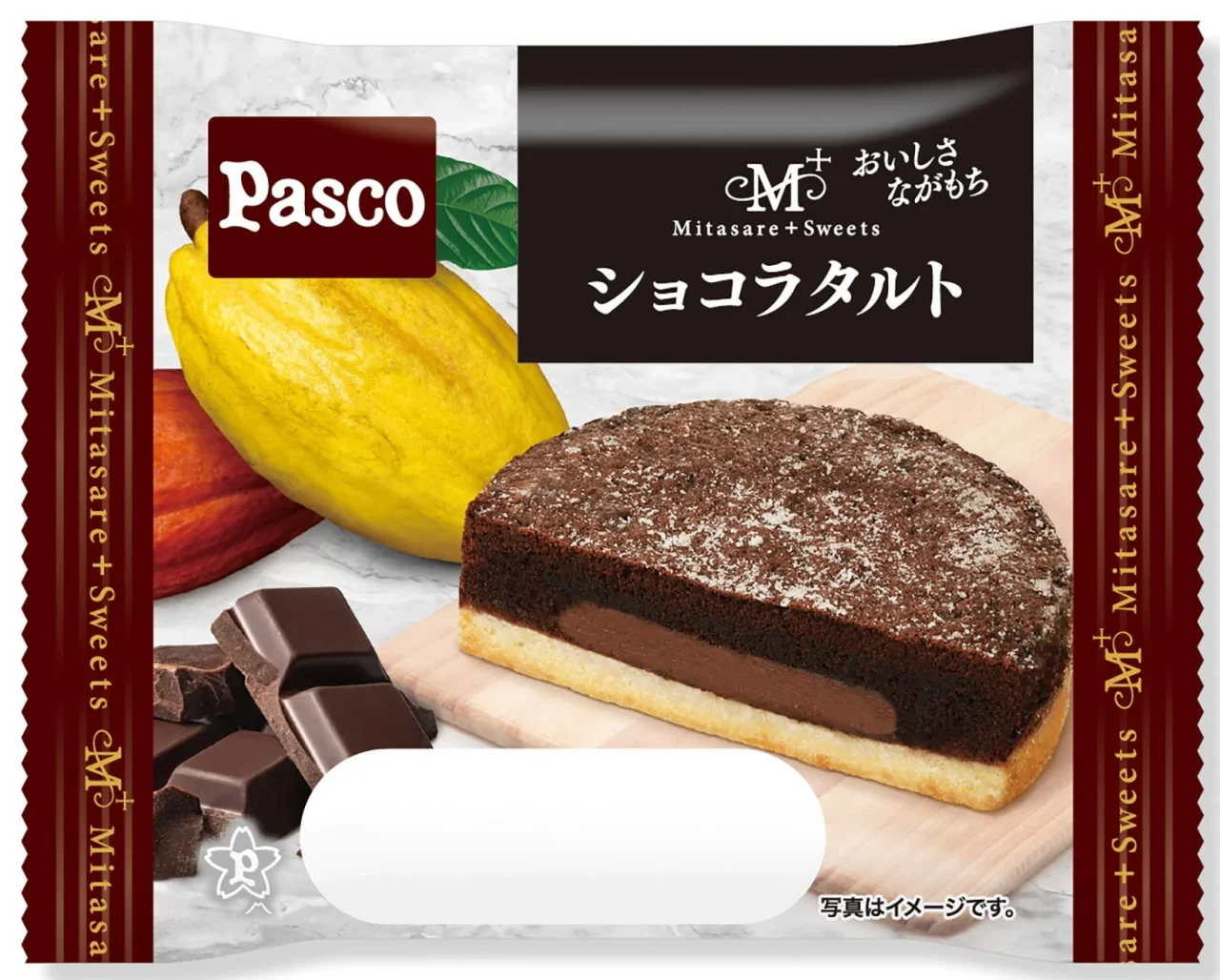 Pasco「ショコラタルト」のパッケージ。カカオ豆とチョコを添えた断面写真。