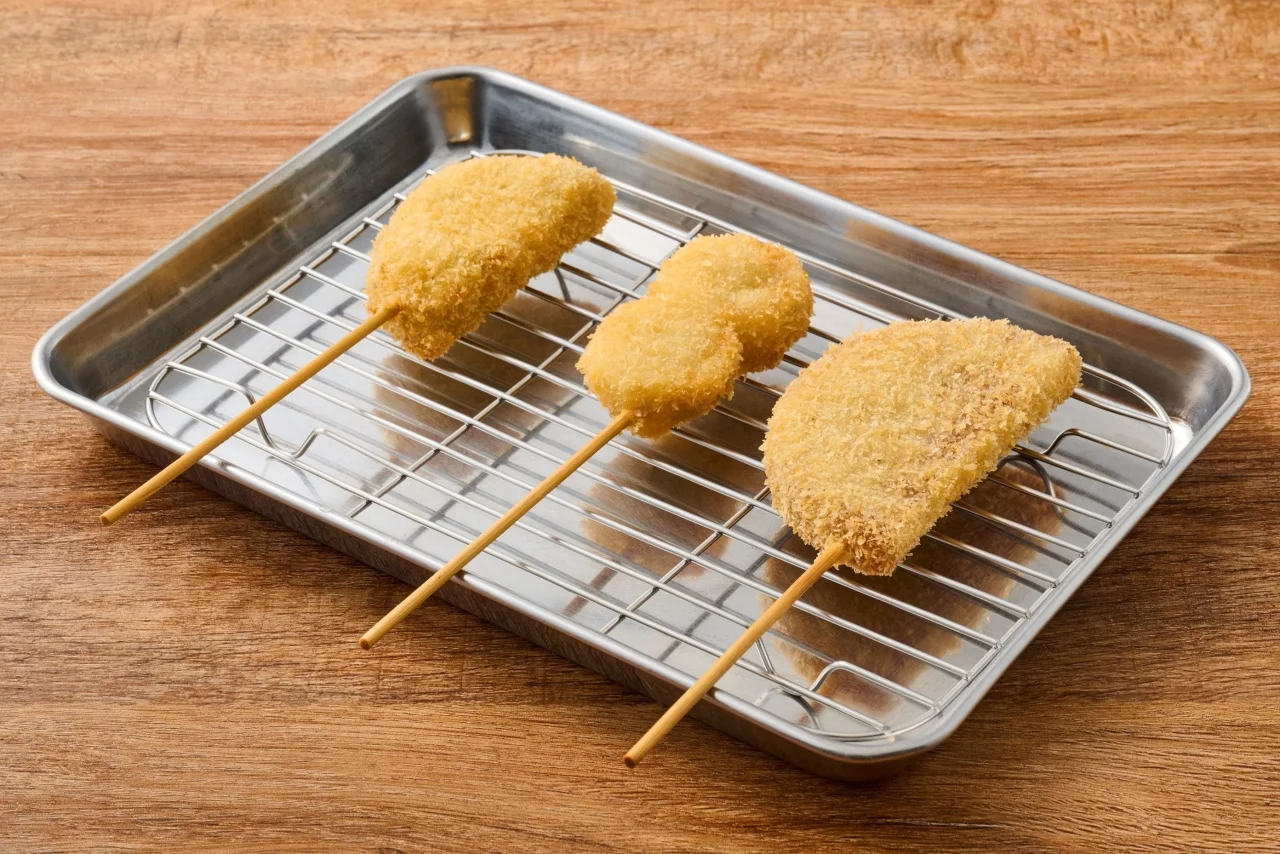 0100まんぷくセットの鶏つくね、豚しそ、ハムカツの串カツ3本