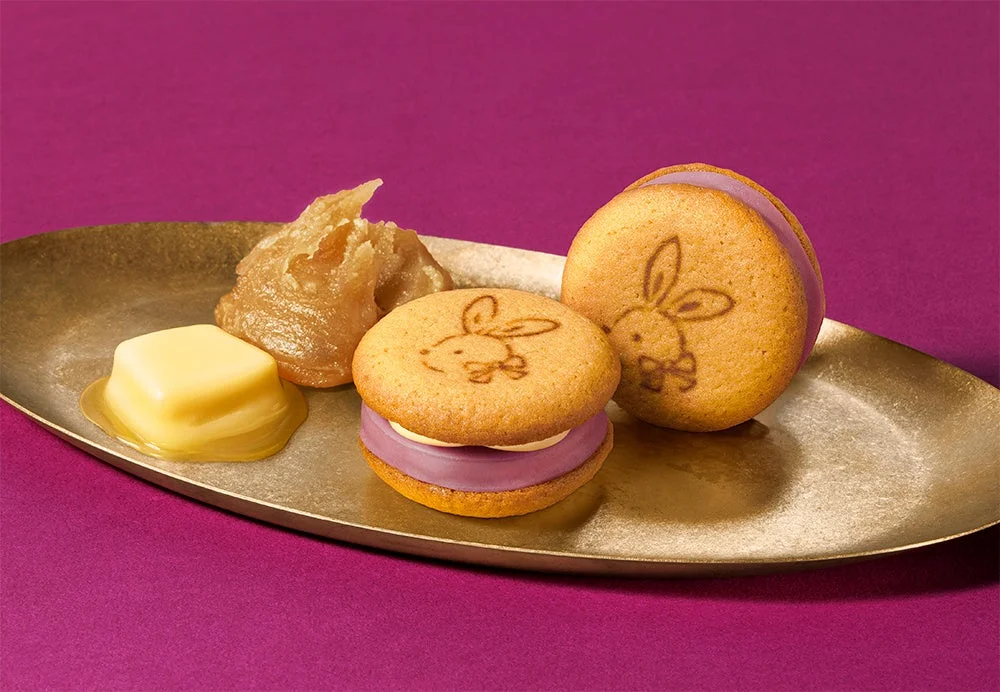 月うさレーベルのあんバターサンドと蜜芋あん、バターを金皿に配置