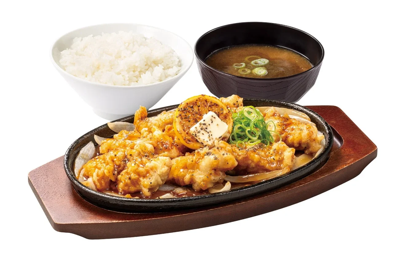 黒胡椒とり天のレモンステーキ定食。鉄板に盛り付けられた黒胡椒とり天、焼きレモン、ご飯、みそ汁