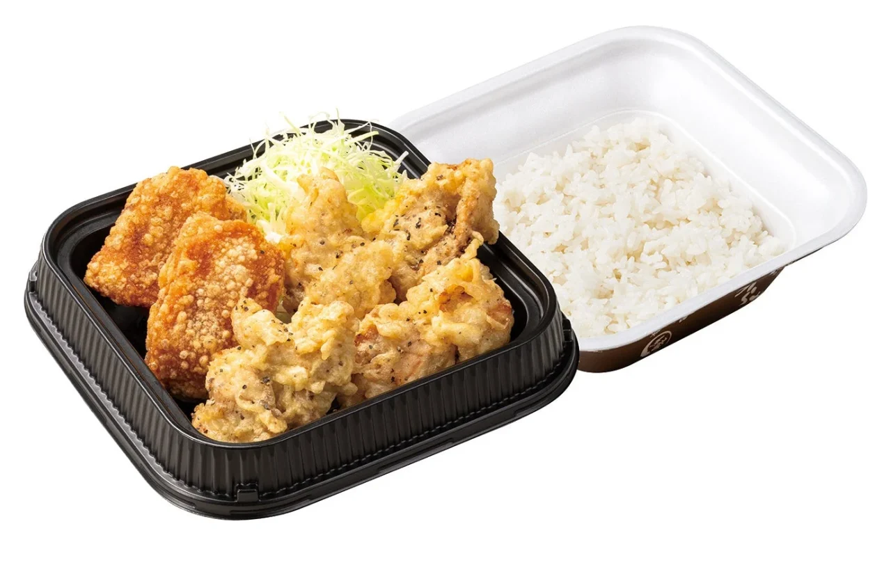 黒胡椒とり天合盛り弁当。黒い容器に揚げ物とご飯が入ったテイクアウト弁当
