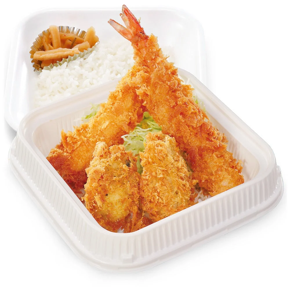 牡蠣と大海老の海鮮フライ弁当。白い容器に衣をまとった大海老フライと牡蠣フライ、ご飯と漬物が盛られている。