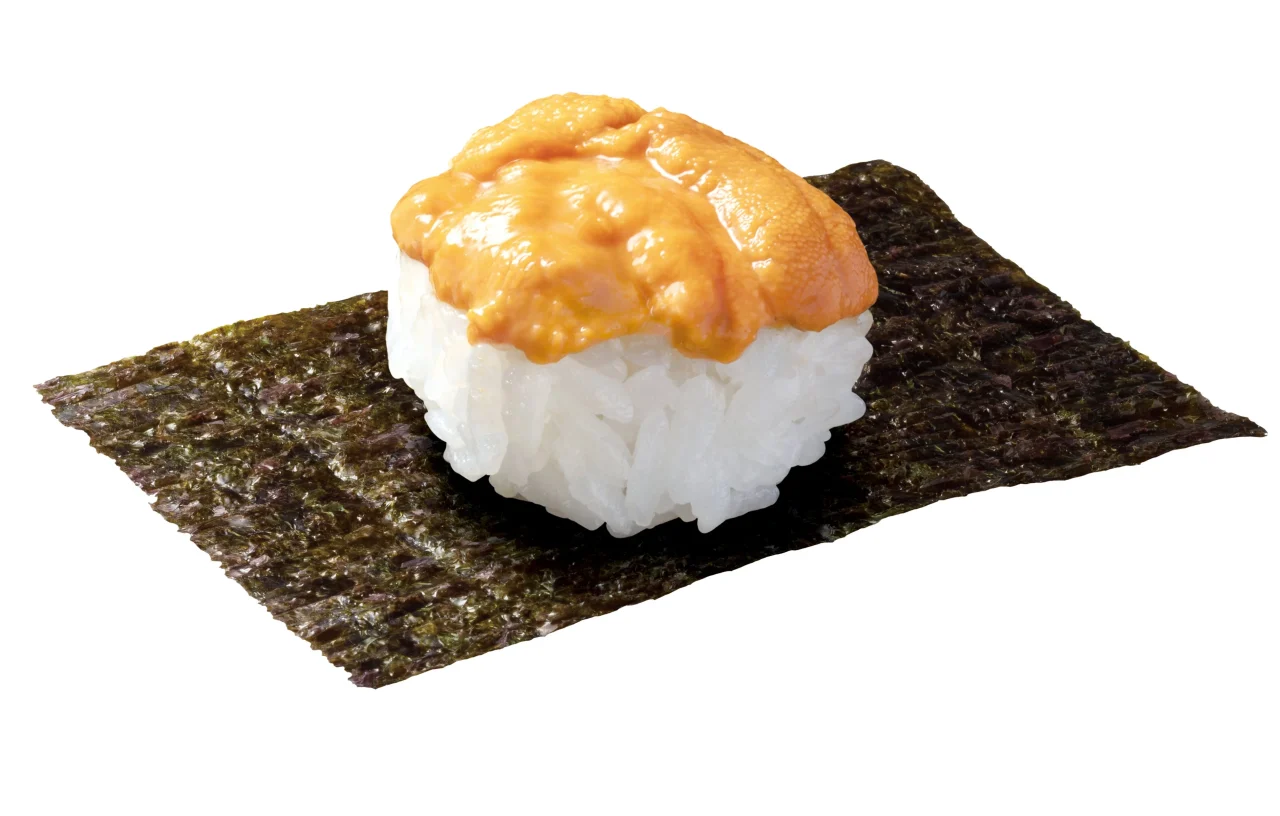 うにつつみ。海苔の上に白米とオレンジ色のウニが乗った握り寿司