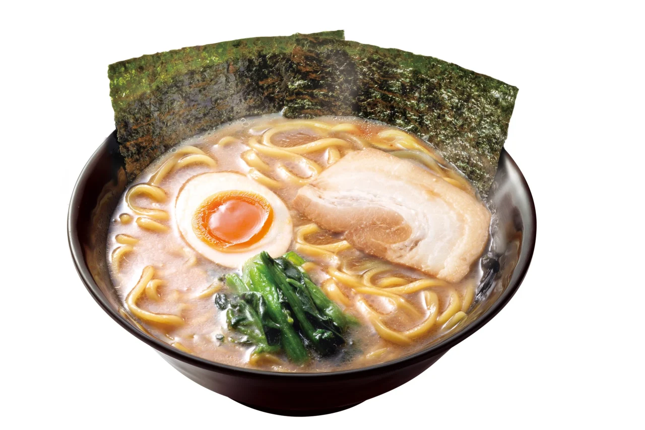 横浜家系ラーメン。麺・スープ・海苔・卵・チャーシュー・青菜が入った丼
