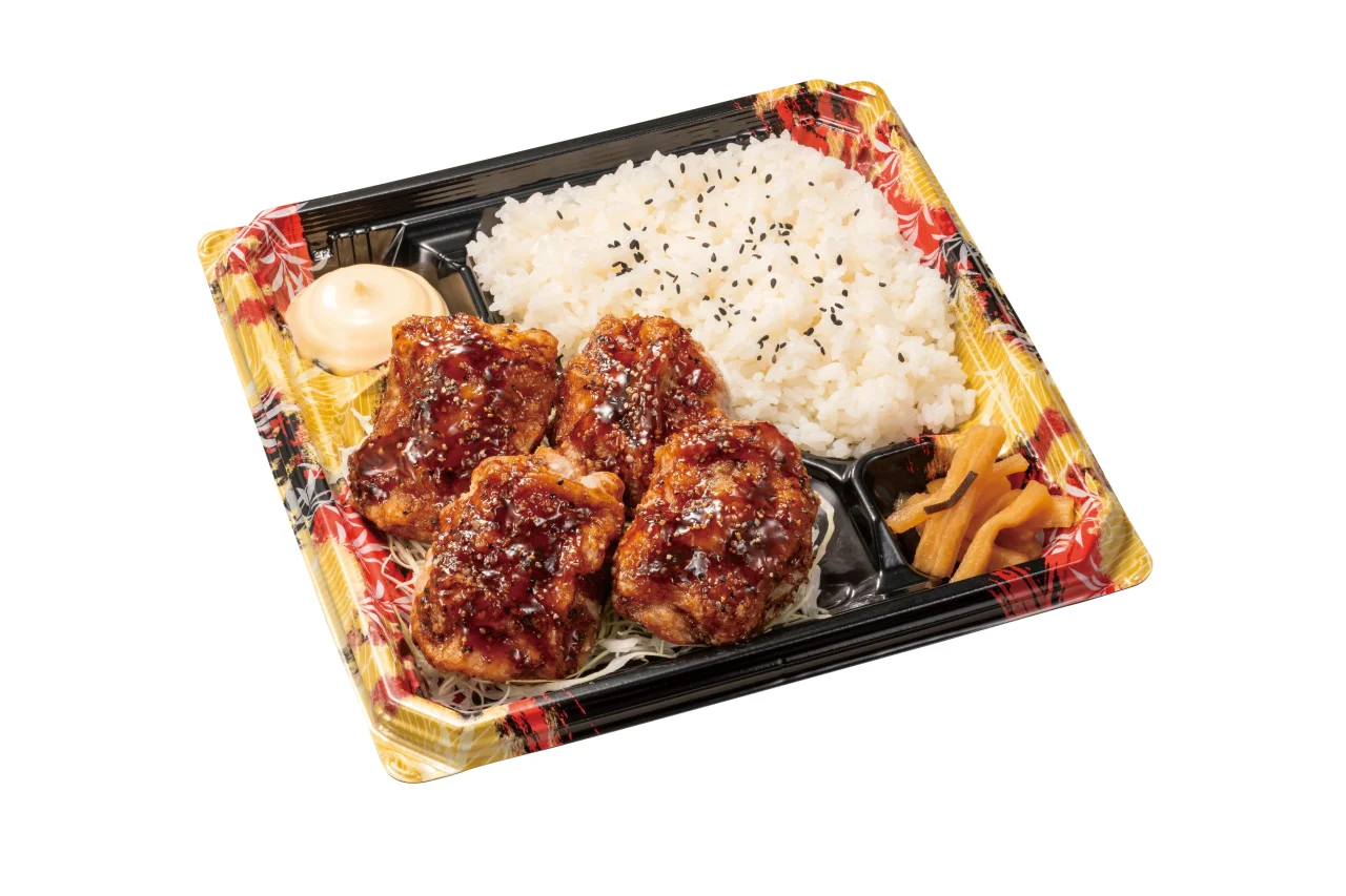 黒胡椒からあげ弁当。黒胡椒からあげ4個、千切りキャベツ、ごはん