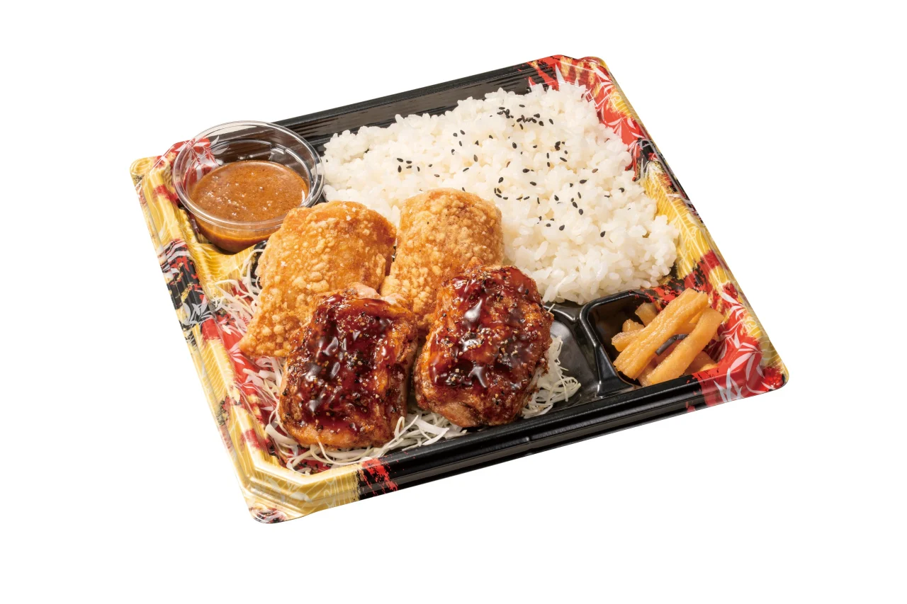 黒胡椒からあげ合盛り弁当。唐揚げ4個、ご飯、キャベツ、漬物、タレ