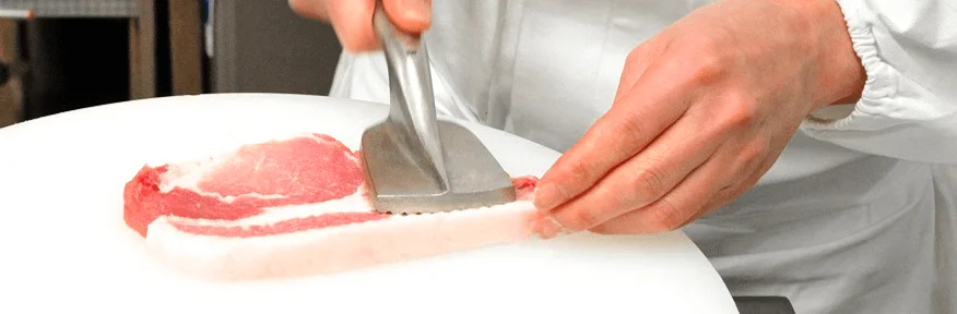 豚肉の筋引き作業の様子