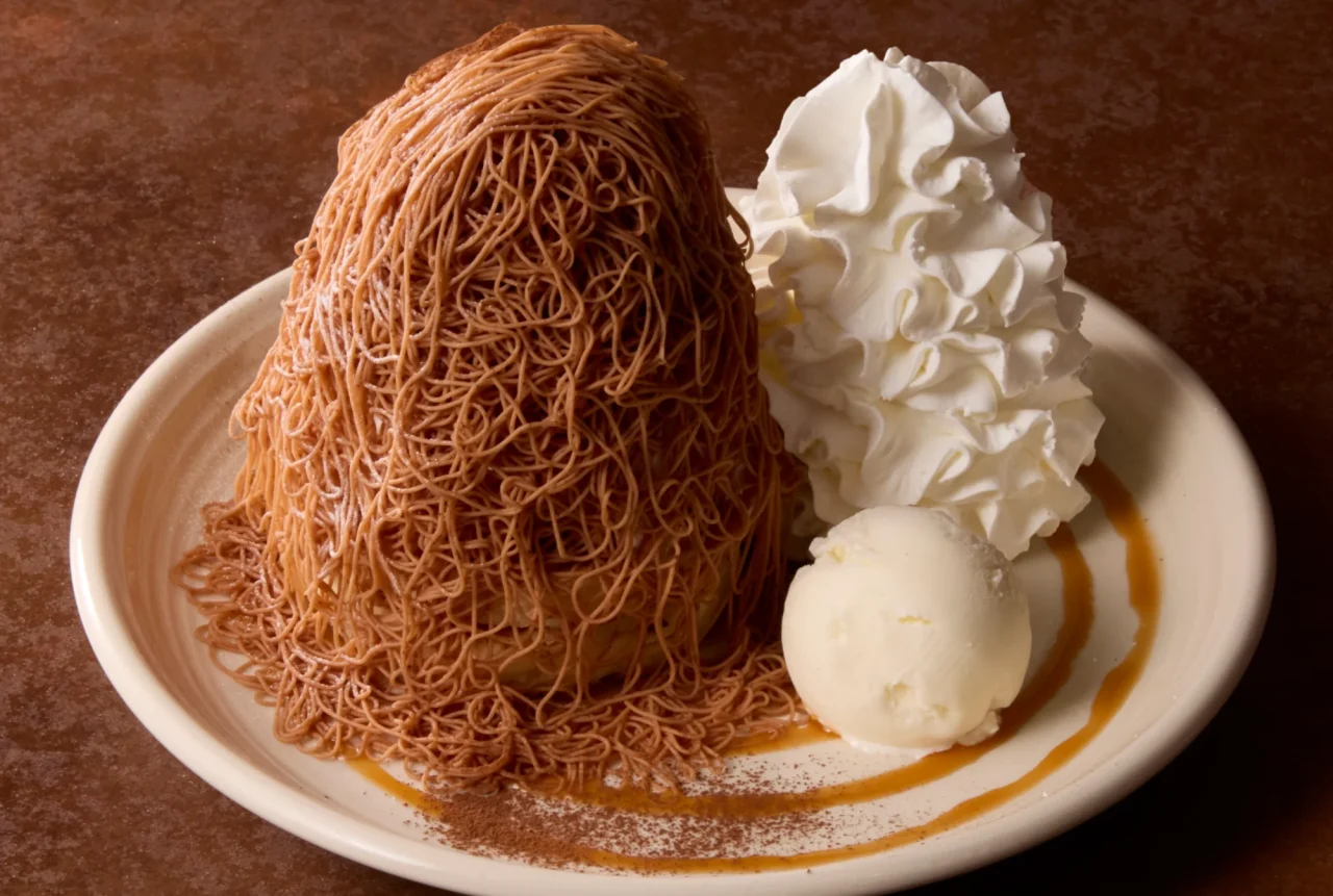 モンブランパンケーキに細く絞ったモンブランクリームとホイップクリーム、アイスクリームを添えた様子