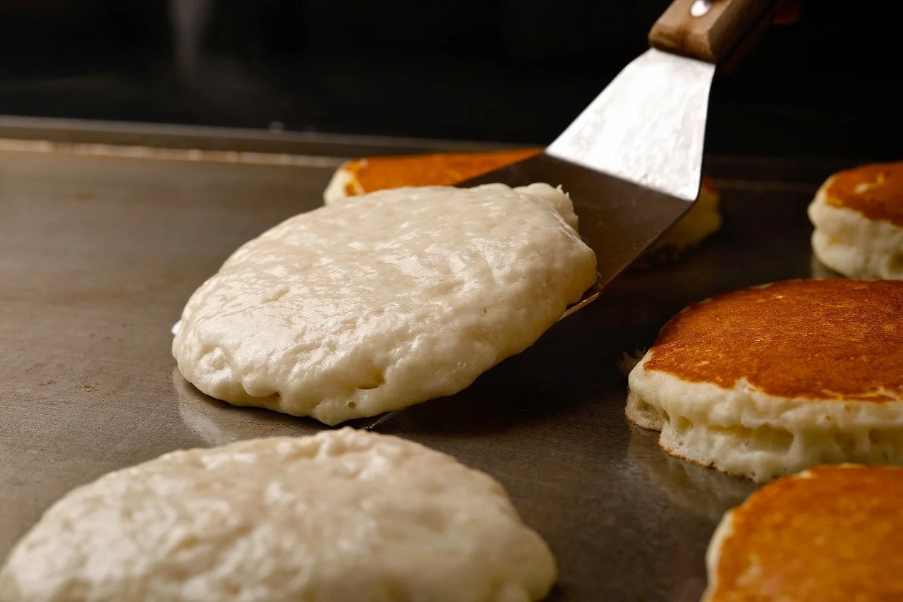 コナズ珈琲のふわふわしっとりパンケーキを鉄板で焼き上げる様子