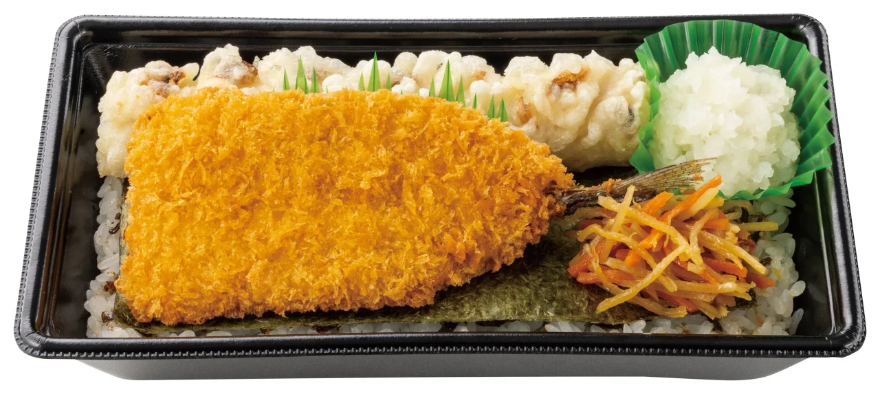 黒い容器に入ったさんまフライのり弁当。海苔とご飯の上に衣を付けたさんまフライ、大根おろし、天ぷら、副菜が盛り付けられている。