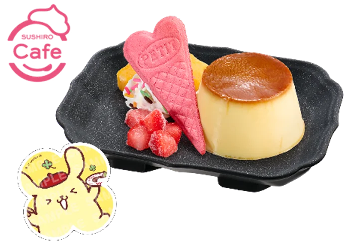 黒い皿にプリンとピンクのアイス、イチゴが盛り付けられたスイーツ
