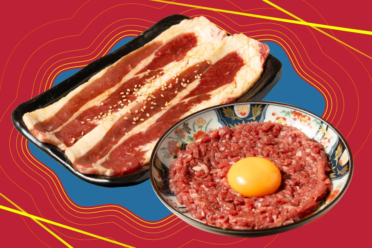 チャドルユッケ:薄切り牛肉と卵黄をのせた牛肉ユッケの盛り付け