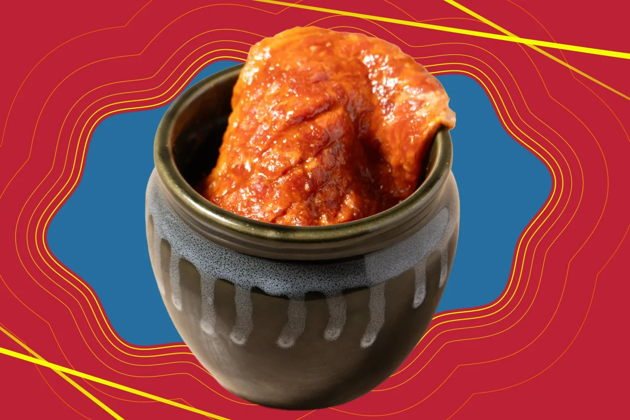 壺漬け“レッド”ドラゴンカルビ。陶器の壺に赤い辛味噌だれに漬け込んだカルビ肉