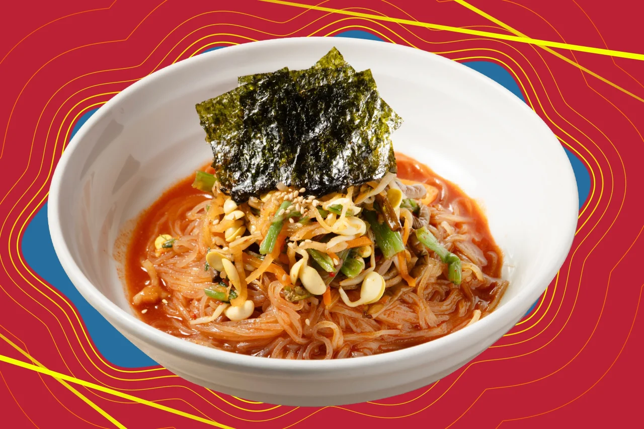 ビビン冷麺。辛味噌だれの麺にナムルとピーナッツ、海苔をのせた一皿
