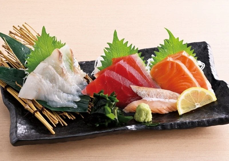 お造り4種盛り、まぐろ・サーモン・白身魚などの刺身盛り合わせ
