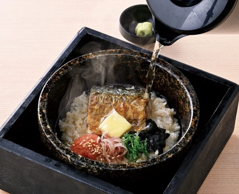 焼さば明太バター石焼飯、石鍋にご飯と焼き鯖、バターをのせ出汁を注ぐ