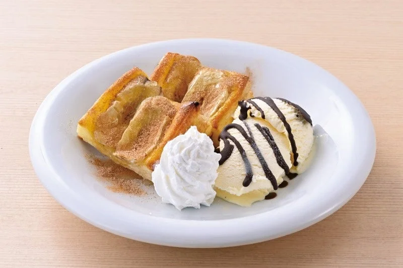 ハニーばななパイ、バニラアイスとホイップクリーム、チョコソース添え