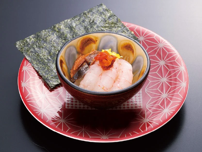 姫丼福井三昧、海老や具材をのせた丼と海苔を添えた盛り付け