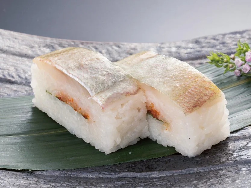 小鯛の押し寿司。魚皮を乗せた押し寿司を半分に切った断面