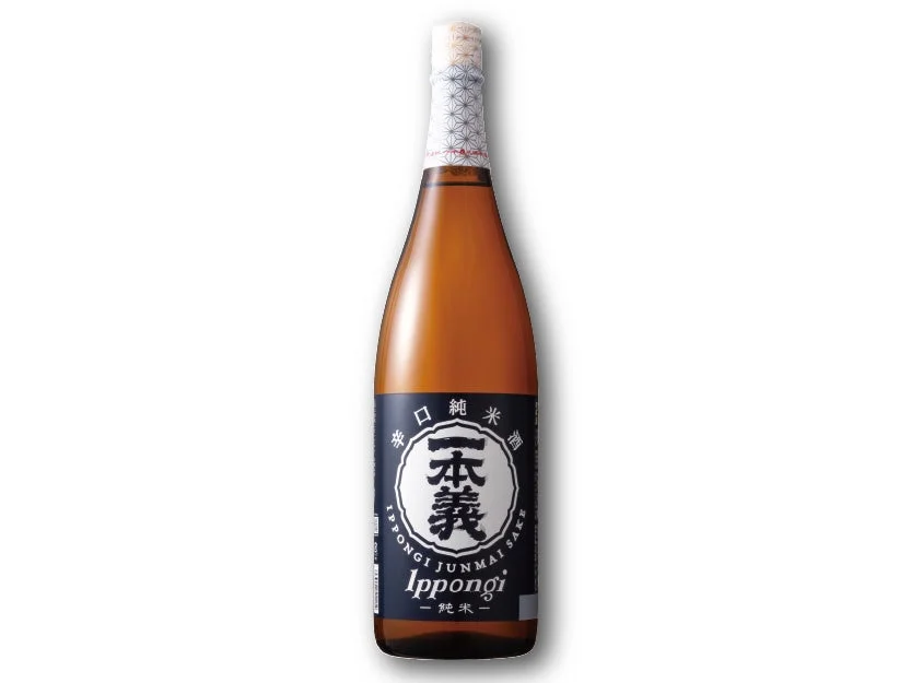 福井の地酒「一本義」辛口純米酒の瓶、紺色ラベルに文字入り
