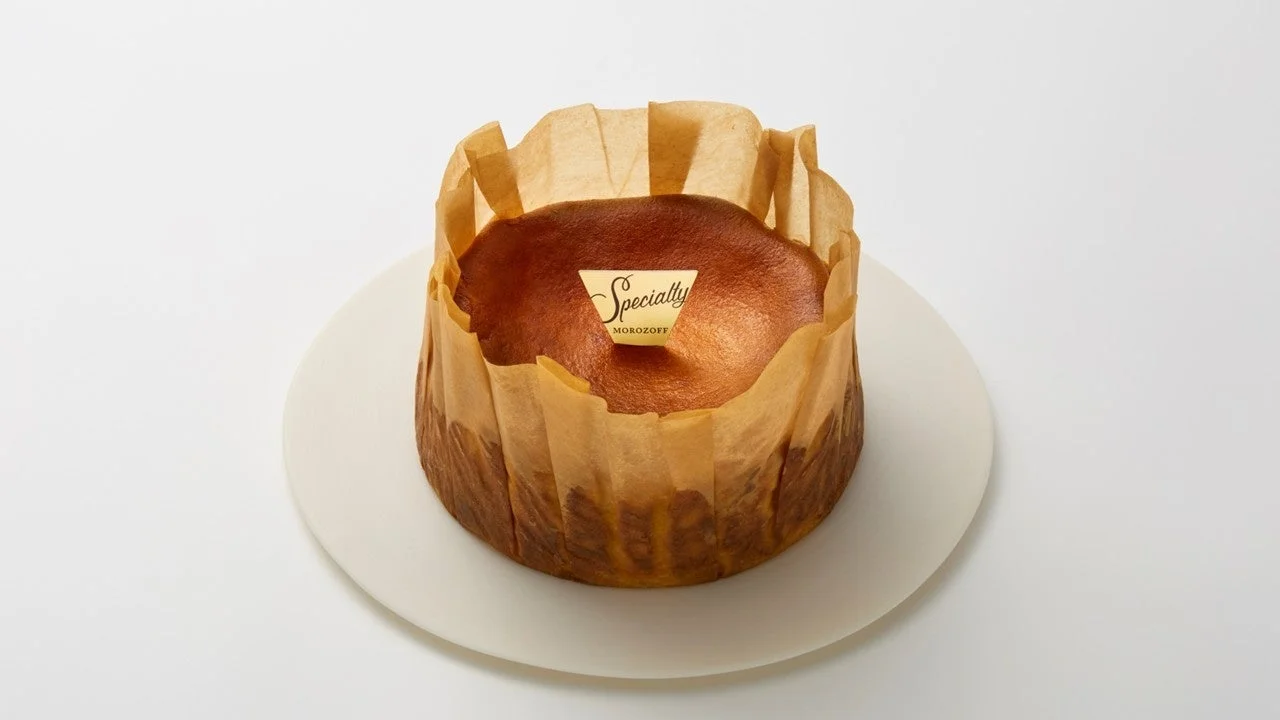 クリームリッチチーズケーキ、こんがり焼き色の断面とMOROZOFFラベル