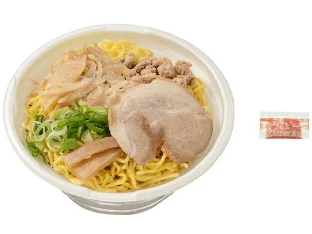 札幌すみれ監修濃厚みそラーメン。チャーシュー・挽肉・メンマ・ねぎをのせた麺
