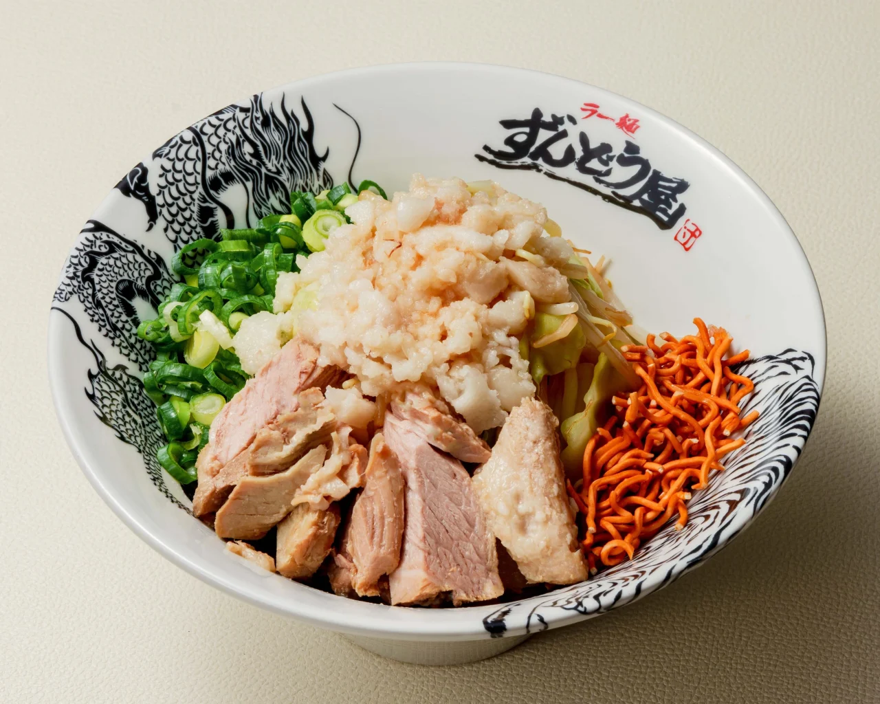ラー麺ずんどう屋の『背徳まぜそば』。ももチャーシュー、にんにく、もやし、ラーメンスナックをトッピングした丼。