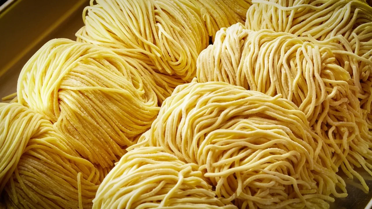 ラー麺ずんどう屋の自家製麺。黄色い麺が束ねられて並べられている様子。