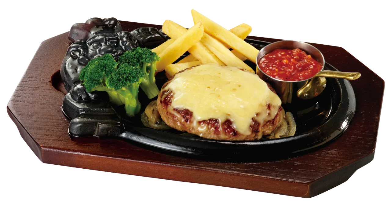 トマチービリーハンバーグランチ。チーズを乗せたハンバーグ、トマトソース、フライ、ブロッコリーを盛り付けた写真
