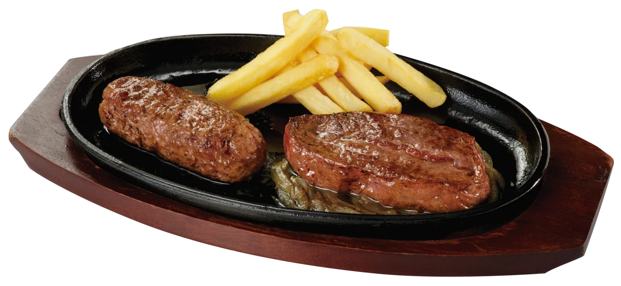 がんこハンバーグとミスジステーキ、フライドポテトを盛り付けた鉄板料理