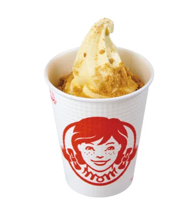 ウェンディーズのロゴ入りのカップにソフトクリームとクラッシュサブレをトッピングしたスイーツ