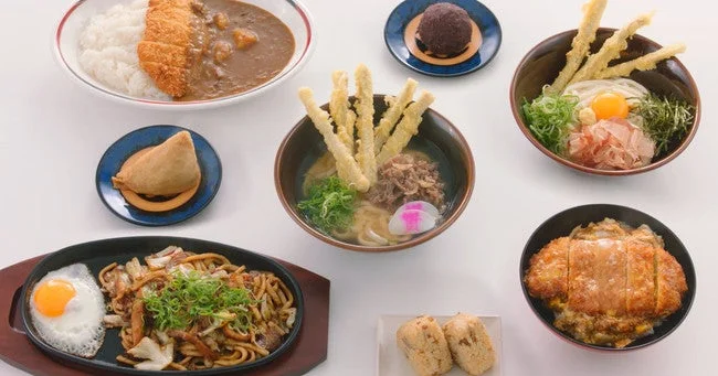 うどん・丼・カレー・天ぷら・おにぎりなど、資さんうどんの多彩なメニューが並ぶ様子
