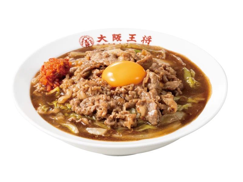 SUKIYAKIふわとろ天津飯【肉100g/通常】。卵黄とキムチを添えた牛カルビ餡の天津飯