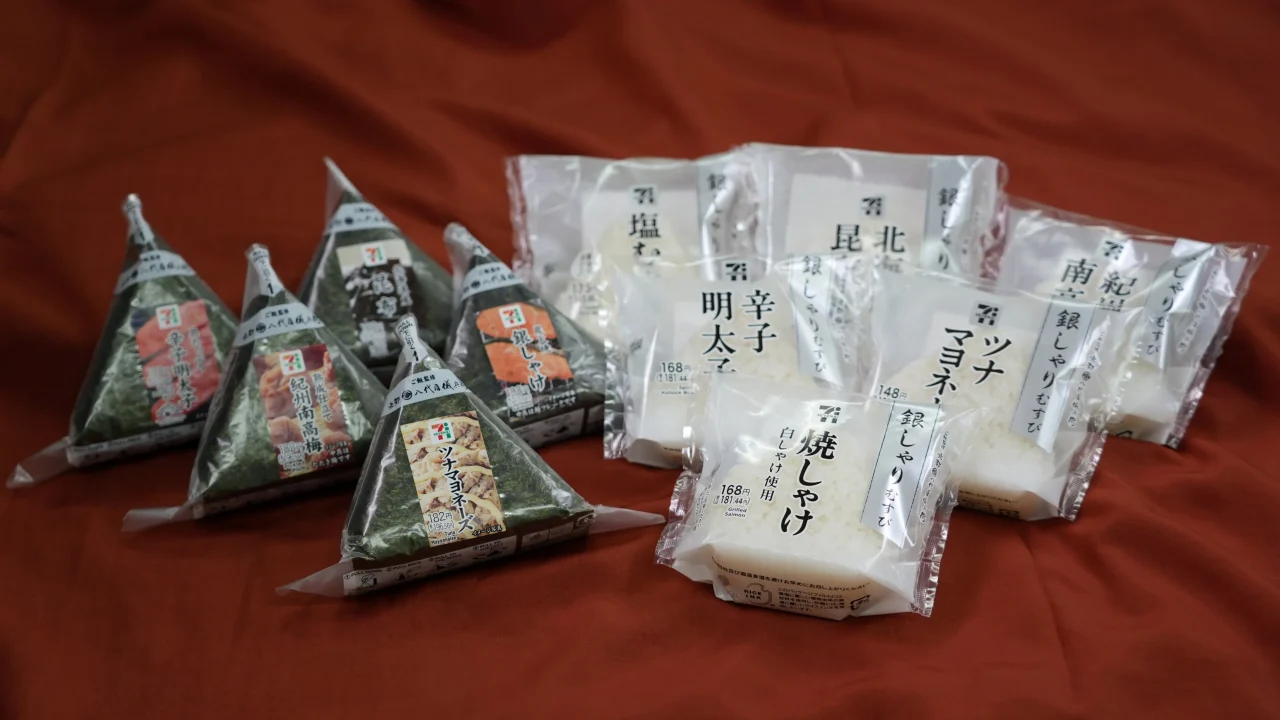 おにぎりジャストプライスセールの対象商品である手巻おにぎりと銀しゃりむすびの集合写真