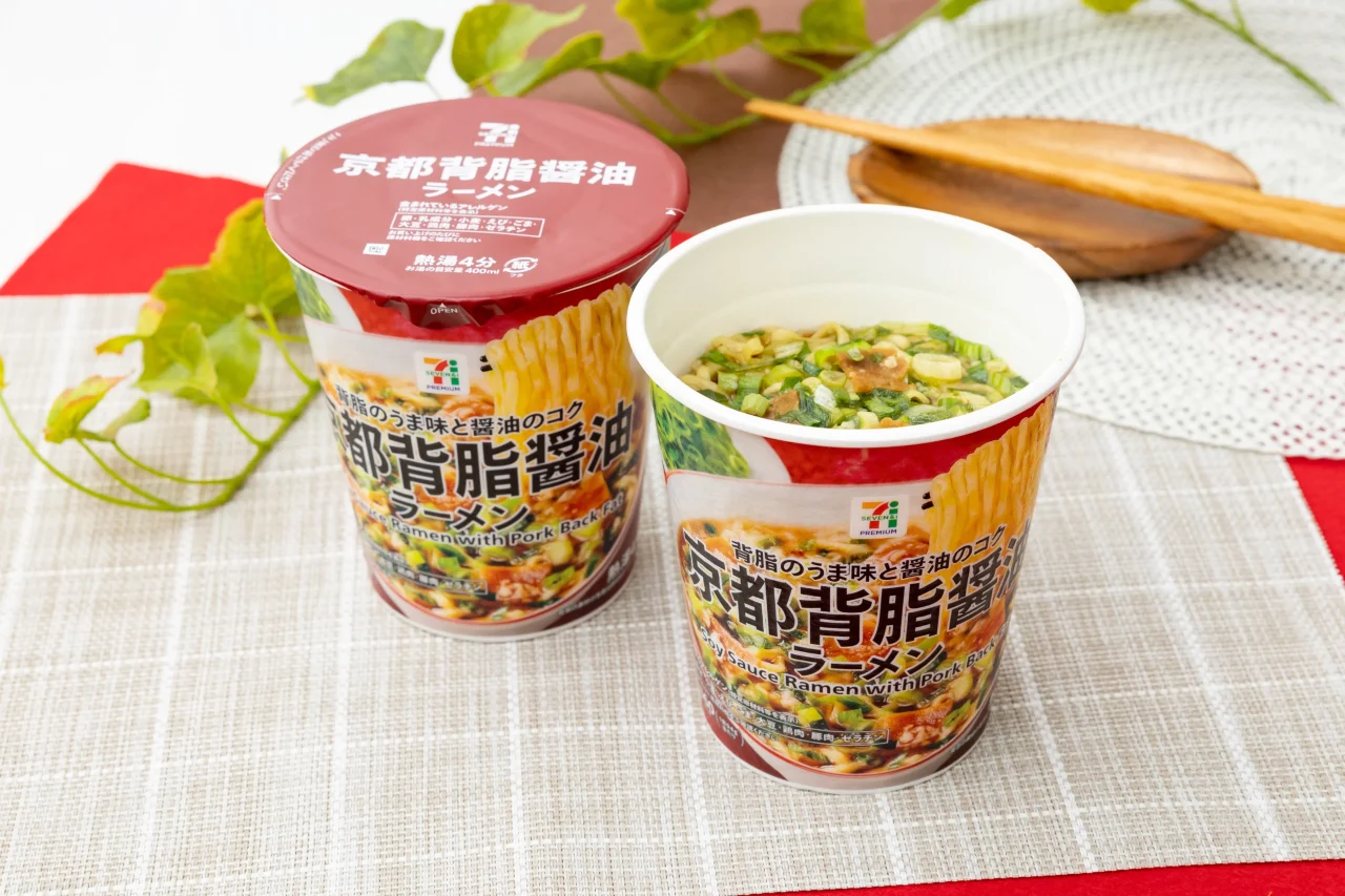 セブンプレミアム 京都背脂醤油ラーメンのカップ麺と、ねぎトッピングの完成品