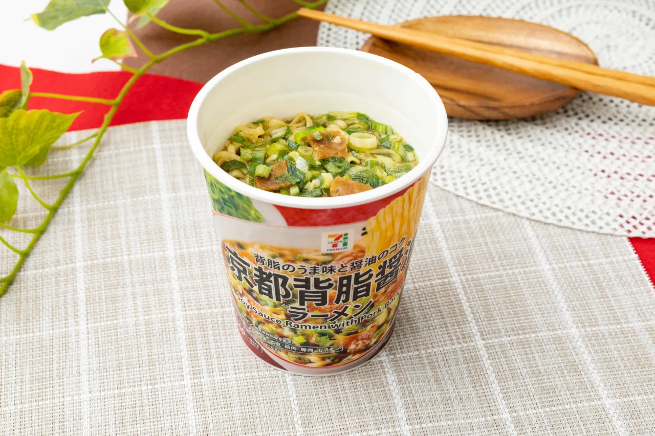 セブンプレミアム 京都背脂醤油ラーメンのカップ麺。器一面にねぎがトッピングされた状態。