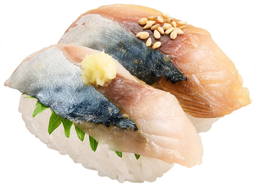 天然さば食べ比べの握り寿司2貫。皮の焦げ目とわさび、ごまが乗っている