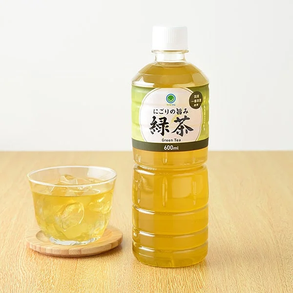 緑茶 600mlのペットボトルと、氷入りのグラスが置かれた商品写真