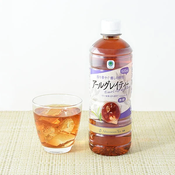 Afternoon Tea監修 アールグレイティー無糖 600mlのペットボトルとグラス