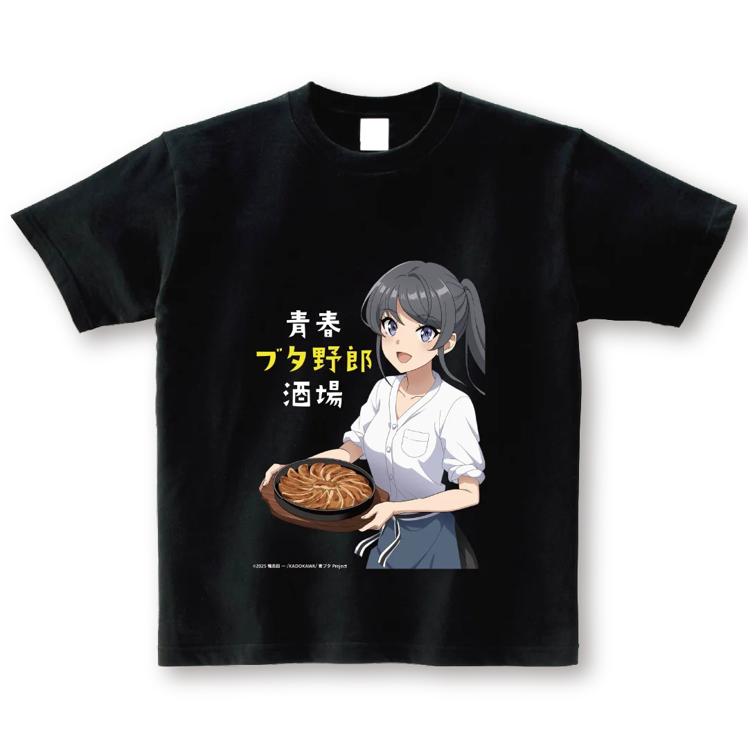 桜島麻衣Tシャツ。黒地にキャラクターと「青春ブタ野郎酒場」の文字がプリントされたTシャツ。