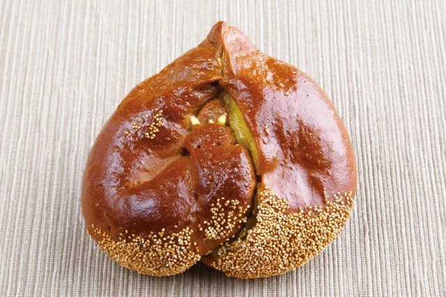 はじけ栗あんぱん。ココア色の生地とケシの実をまぶした、はじけた栗の形をしたパン。