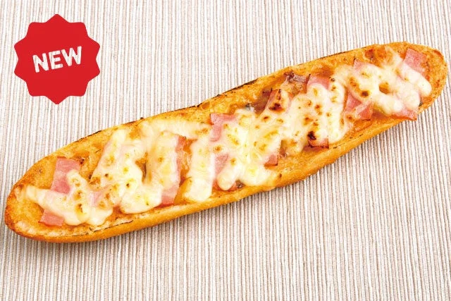 きのことベーコンのアヒージョフランス。NEWバッジ付きのフランスパン