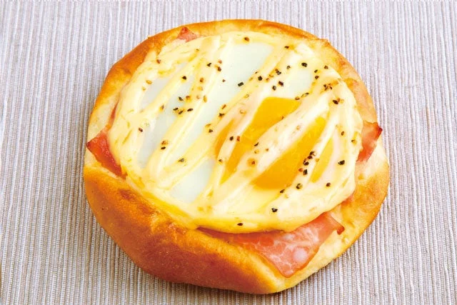 月見ベーコンパン。ベーコンの上に卵をのせ、満月のように丸く焼き上げたパン。
